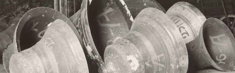 Fotografia przedstawiająca w jaki sposób składowano skonfiskowane dzwony na tzw. „cmentarzyskach dzwonów”